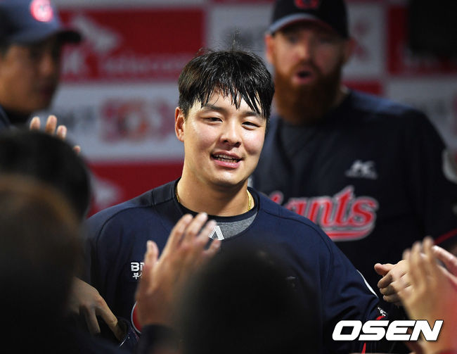 [OSEN=인천, 민경훈 기자]4회초 2사 주자 1,2루 롯데 손아섭의 좌익수 왼쪽 1타점 적시타때 홈을 밟은 민병헌이 덕아웃에서 동료들과 하이파이브를 하고 있다. / rumi@osen.co.kr