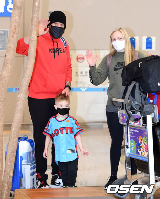 [OSEN=이대선 기자] 롯데 외국인 투수 댄 스트레일리가 가족과 함께 지난 19일 인천공항을 통해 입국하며 취재진을 향해 인사하고 있다. /sunday@osen.co.kr