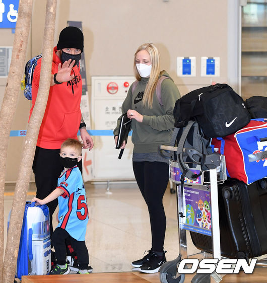 [OSEN=이대선 기자] 롯데 외국인 투수 댄 스트레일리가 가족과 함께 지난 19일 인천공항을 통해 입국하며 취재진을 향해 인사하고 있다. /sunday@osen.co.kr