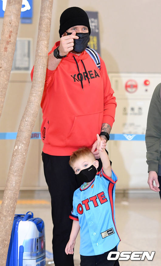 [OSEN=이대선 기자] 롯데 외국인 투수 댄 스트레일리가 가족과 함께 지난 19일 인천공항을 통해 입국하며 취재진을 향해 인사하고 있다. /sunday@osen.co.kr