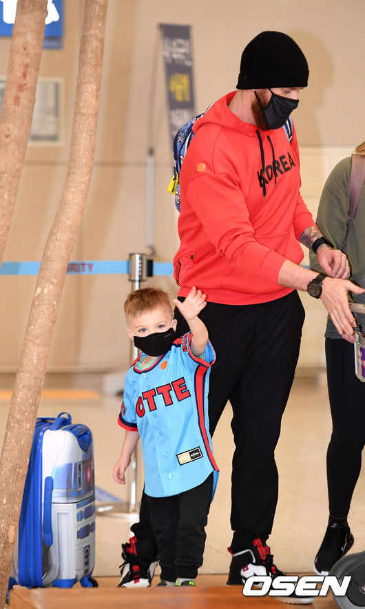 [OSEN=이대선 기자] 롯데 외국인 투수 댄 스트레일리의 아들 잭스군이 지난 19일 인천공항을 통해 입국하며 취재진을 향해 인사하고 있다. /sunday@osen.co.kr