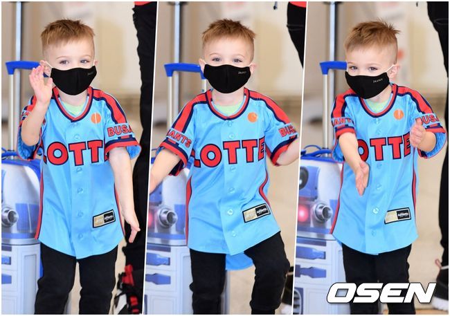 [OSEN=이대선 기자] 롯데 외국인 투수 댄 스트레일리의 아들 잭스군이 지난 19일 인천공항을 통해 입국하며 취재진을 향해 인사하고 있다. /sunday@osen.co.kr