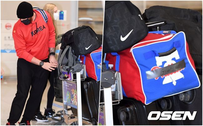 [OSEN=이대선 기자] 지난 19일 인천공항을 통해 입국한 롯데 외국인 투수 댄 스트레일리의 가방에 테이프가 붙여져 있다. /sunday@osen.co.kr
