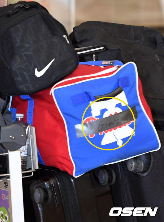 [OSEN=이대선 기자] 지난 19일 인천공항을 통해 입국한 롯데 외국인 투수 댄 스트레일리의 가방에 테이프가 붙여져 있다. /sunday@osen.co.kr