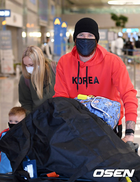 [OSEN=이대선 기자] 롯데 외국인 투수 댄 스트레일리가 가족과 함께 지난 19일 인천공항을 통해 입국하며 취재진을 향해 미소짓고 있다. /sunday@osen.co.kr