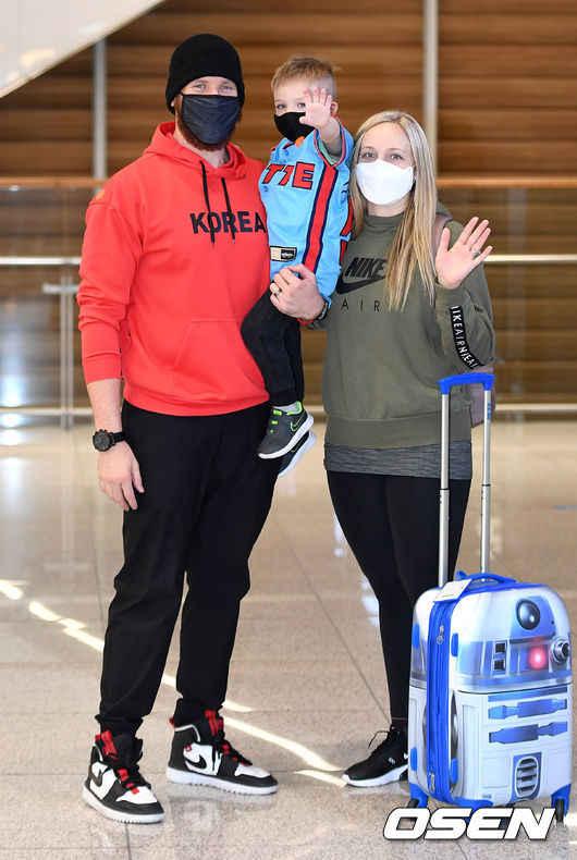 [OSEN=이대선 기자] 롯데 외국인 투수 댄 스트레일리가 가족과 함께 지난 19일 인천공항을 통해 입국하며 취재진을 향해 인사하고 있다. /sunday@osen.co.kr