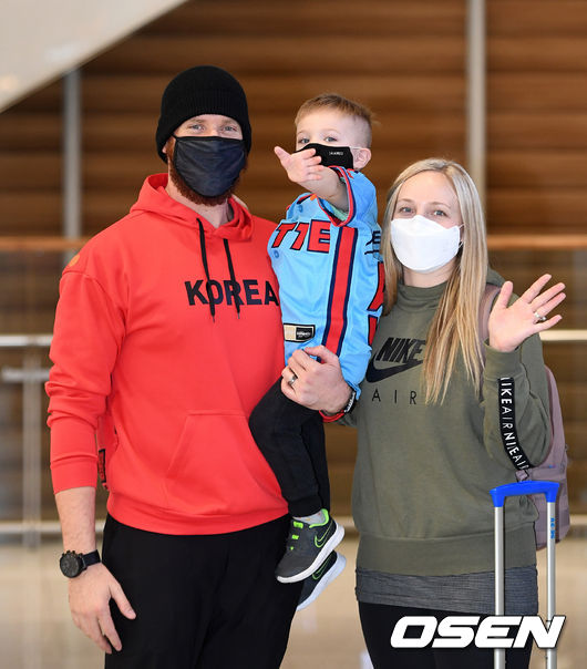 [OSEN=이대선 기자] 롯데 외국인 투수 댄 스트레일리가 가족과 함께 지난 19일 인천공항을 통해 입국하며 취재진을 향해 인사하고 있다. /sunday@osen.co.kr