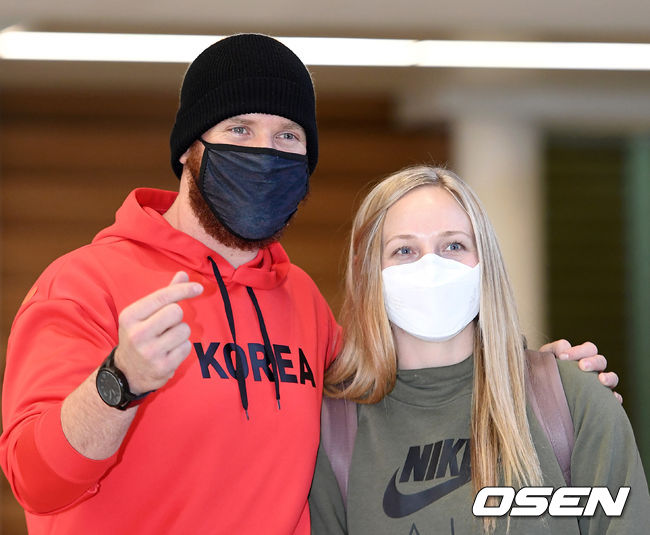 [OSEN=이대선 기자] 롯데 외국인 투수 댄 스트레일리가 가족과 함께 지난 19일 인천공항을 통해 입국하며 취재진을 향해 인사하고 있다. /sunday@osen.co.kr