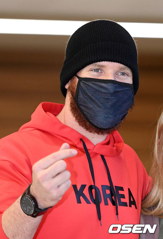 [OSEN=이대선 기자] 롯데 외국인 투수 댄 스트레일리가 지난 19일 인천공항을 통해 입국하며 취재진을 향해 인사하고 있다. /sunday@osen.co.kr