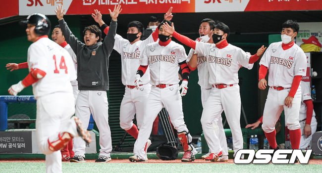 [OSEN=인천, 박준형 기자] SK 최정의 끝내기 홈런때 SK 선수들이 기뻐하고 있다 / soul1014@osen.co.kr