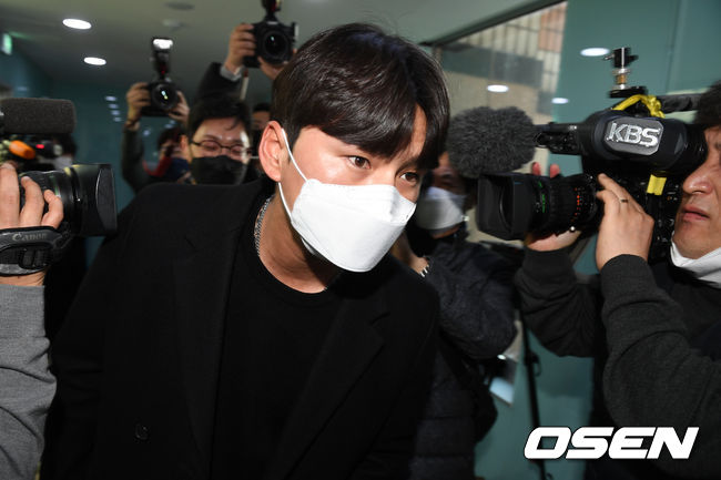 [OSEN=지형준 기자]주권이 변호사와 함께 조정위원회에 참석하고 있다. /jpenws@osen.co.kr