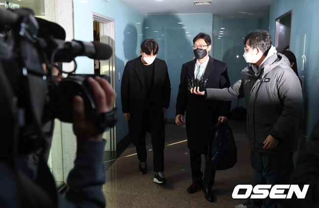 [OSEN=지형준 기자]주권이 변호사와 함께 조정위원회에 참석하고 있다. /jpenws@osen.co.kr