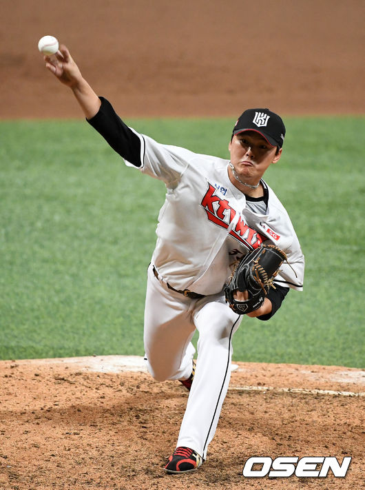 [OSEN=지형준 기자]KT 주권이 두산과의 플레이오프에서 마운드에 올라 역투하고 있다. /jpnews@osen.co.kr