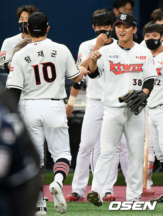 [OSEN=김성락 기자] KT 주권이 두산과의 플레이오프에서 수비를 마친뒤 황재균과 하이파이브를 하고 있다./ksl0919@osen.co.kr