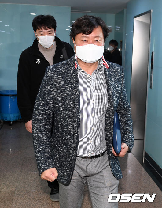 [OSEN=지형준 기자] KT 구단 관계자가 조정위원회에 참석하고 있다. /jpenws@osen.co.kr