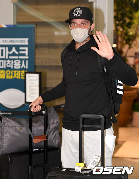 [OSEN=인천공항, 최규한 기자]수아레즈가 입국장서 포즈를 취하고 있다. / dreamer@osen.co.kr