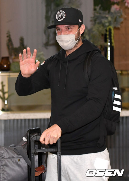 [OSEN=인천공항, 최규한 기자]수아레즈가 입국장에 들어서 취재진을 향해 포즈를 취하고 있다. / dreamer@osen.co.kr