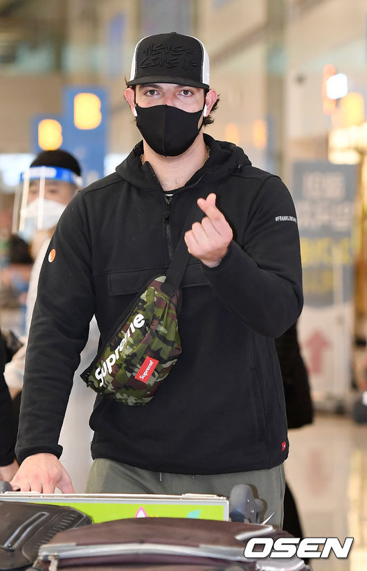 [OSEN=인천공항, 곽영래 기자]라모스는 지난해 38홈런을 기록, LG 역대 한 시즌 최다 홈런 신기록을 세웠다. 1999년 이병규(현 코치)가 세운 30홈런 기록을 무려 21년 만에 갈아치웠다. 타율 2할7푼8리 86타점을 기록했다. LG 트윈스 라모스가 입국장을 나서고 있다. /youngrae@osen.co.kr
