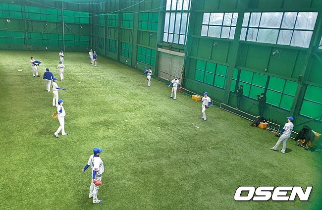 [OSEN=경산, 손찬익 기자] 실내 훈련장에서 캐치볼을 하는 삼성 투수들 /what@osen.co.kr
