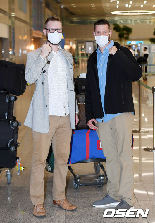 [OSEN=인천공항, 민경훈 기자] 키움 히어로즈 외국인 투수 에릭 요키시(왼쪽)와 새 외국인 투수 조쉬 스미스(오른쪽)가 입국장에서 포즈를 취하고 있다./ rumi@osen.co.kr