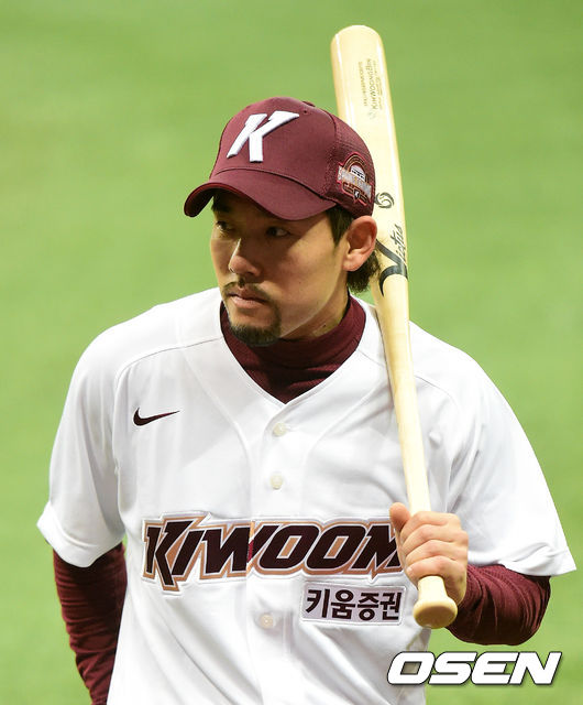 [OSEN=지형준 기자] 키움 이용규가 훈련을 마치고 포토타임을 준비하고 있다.  /jpenws@osen.co.kr
