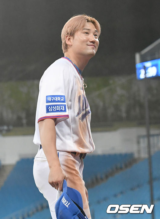 [OSEN=대구, 김성락 기자]경기 종료 후 삼성 김상수가 관중을 향해 미소 짓고 있다. /ksl0919@osen.co.kr