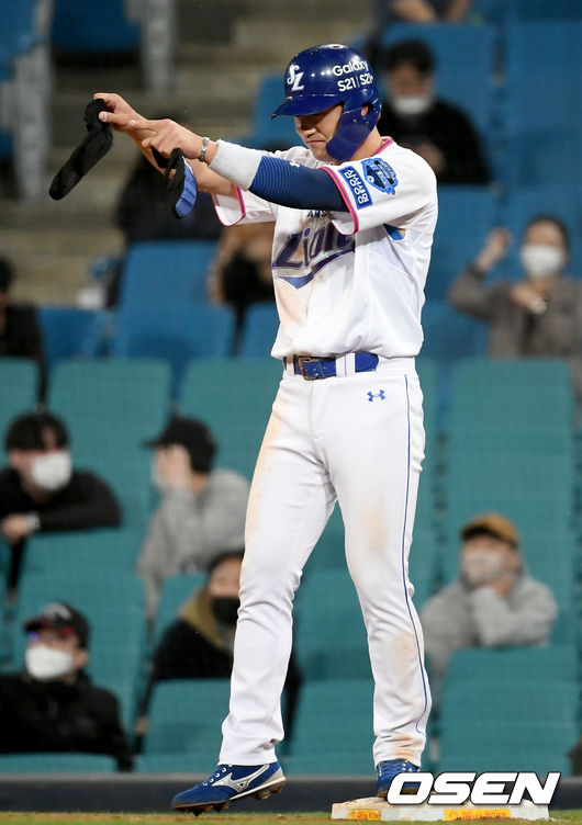 [OSEN=대구, 김성락 기자] 8회말 2사 만루 삼성 김상수가 역전 2타점 적시타를 날리고 있다. /ksl0919@osen.co.kr