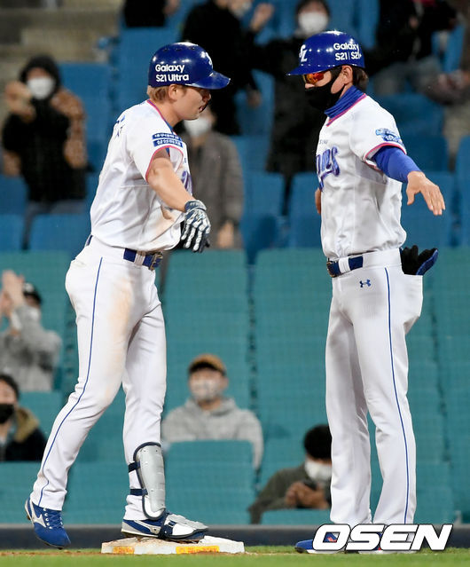 [OSEN=대구, 김성락 기자] 8회말 2사 만루 삼성 김상수가 역전 2타점 적시 2루타를 날린 뒤 강명구 코치와 기쁨을 나누고 있다./ksl0919@osen.co.kr