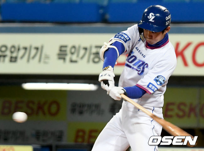[OSEN=대구, 김성락 기자] 8회말 2사 1, 2루 삼성 구자욱이 달아나는 2타점 적시 2루타를 날리고 있다. /ksl0919@osen.co.kr