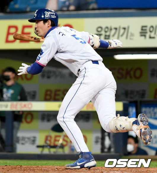[OSEN=대구, 김성락 기자] 8회말 2사 1, 2루 삼성 구자욱이 달아나는 2타점 적시 2루타를 날리고 있다. /ksl0919@osen.co.kr