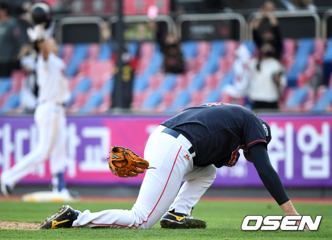 [OSEN=수원, 최규한 기자]9회말 2사 만루 상황 KT 김병희에게 끝내기 안타를 내준 롯데 마무리투수 김원중이 글러브를 내던지며 아쉬워하고 있다. / dreamer@osen.co.kr