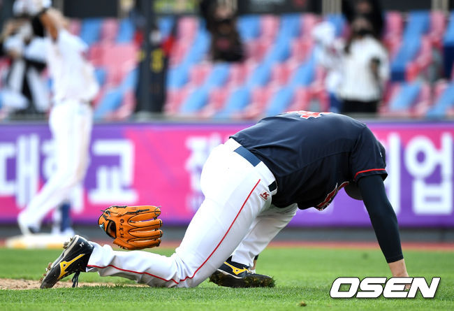 [OSEN=수원, 최규한 기자]9회말 2사 만루 상황 KT 김병희에게 끝내기 안타를 내준 롯데 마무리투수 김원중이 글러브를 내던지며 아쉬워하고 있다. / dreamer@osen.co.kr