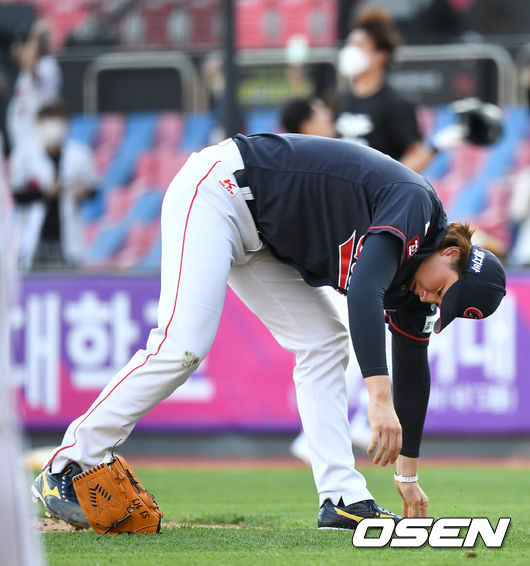 [OSEN=수원, 최규한 기자] KT가 짜릿한 역전극으로 2연패를 끊어냈다.KT 위즈는 25일 수원KT위즈파크에서 열린 2021 신한은행 SOL KBO리그 롯데 자이언츠와의 시즌 3차전에서 김병희의 끝내기 안타로 6-5 끝내기승리를 거뒀다.KT는 스윕패 모면과 함께 2연패에서 탈출하며 시즌 10승 9패를 기록했다. 반면 3연승에 실패한 롯데는 9승 10패가 됐다.9회말 2사 만루 상황 KT 김병희에게 끝내기 안타를 내준 롯데 마무리투수 김원중이 글러브를 내던진 뒤 아쉬워하고 있다. / dreamer@osen.co.kr