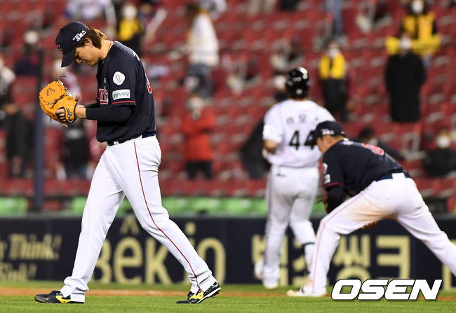 [OSEN=잠실, 최규한 기자]9회말 2사 주자없는 상황 LG 라모스를 내야 땅볼로 이끌며 경기를 마무지은 롯데 투수 김원중이 기뻐하고 있다./ dreamer@osen.co.kr