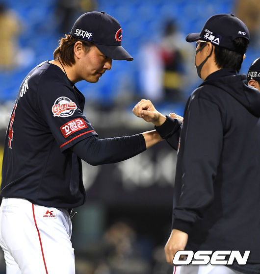 [OSEN=잠실, 최규한 기자]승리한 롯데 허문회 감독과 세이브를 거둔 김원중이 인사를 나누고 있다./ dreamer@osen.co.kr