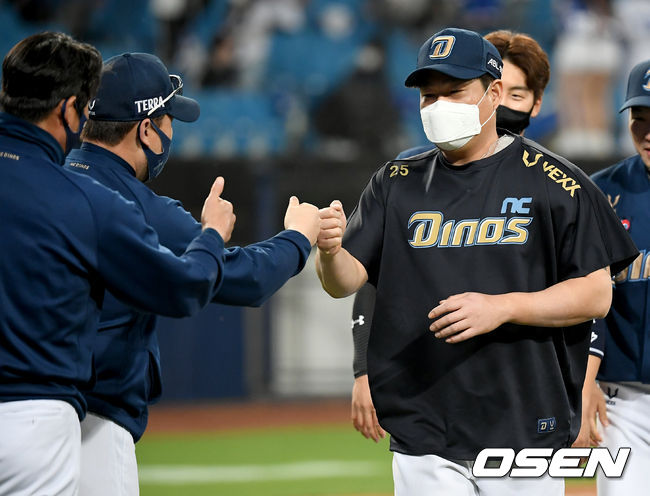[OSEN=대구, 김성락 기자] 경기 종료 후 NC 양의지가 이동욱 감독과 하이파이브를 하고 있다./ksl0919@osen.co.kr