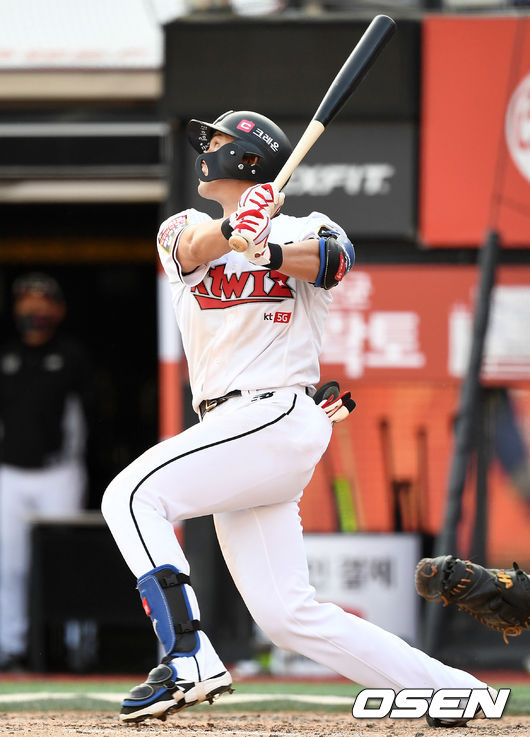 [OSEN=최규한 기자] KT 김병희가 25일 수원KT위즈파크에서 열린 ‘2021 신한은행 SOL KBO 리그’ 롯데와 경기서 끝내기 안타를 치고 있다. /dreamer@osen.co.kr