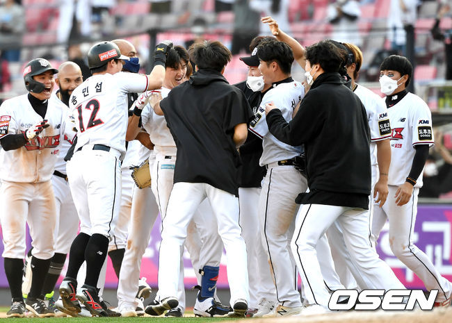 [OSEN=최규한 기자] KT 김병희가 25일 수원KT위즈파크에서 열린 ‘2021 신한은행 SOL KBO 리그’ 롯데와 경기서 끝내기 안타를 치고 동료들과 승리의 기쁨을 나누고 있다. /dreamer@osen.co.kr