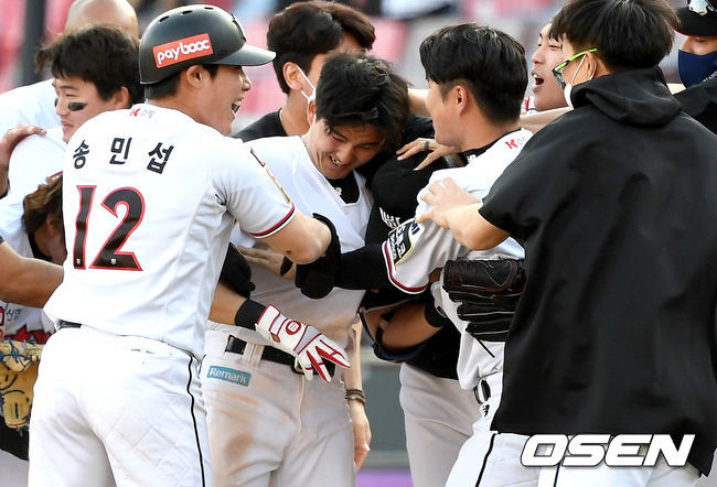 [OSEN=최규한 기자] KT 김병희가 25일 수원KT위즈파크에서 열린 ‘2021 신한은행 SOL KBO 리그’ 롯데와 경기서 끝내기 안타를 치고 동료들과 승리의 기쁨을 나누고 있다. /dreamer@osen.co.kr