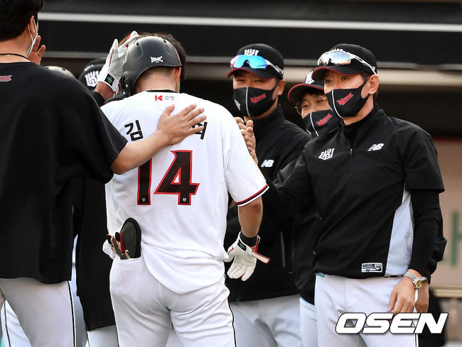 [OSEN=최규한 기자] KT 김병희가 25일 수원KT위즈파크에서 열린 ‘2021 신한은행 SOL KBO 리그’ 롯데와 경기서 끝내기 안타를 치고 이강철 감독과 승리의 기쁨을 나누고 있다. /dreamer@osen.co.kr