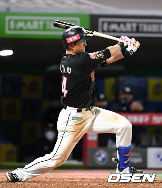 [OSEN=이대선 기자] KT 김병희가 27일 인천SSG랜더스필드에서 열린 ‘2021 신한은행 SOL KBO 리그’ SSG와 경기서 5회초 1사 2,3루에서 우중간 2타점 적시 2루타를 치고 있다. /sunday@osen.co.kr