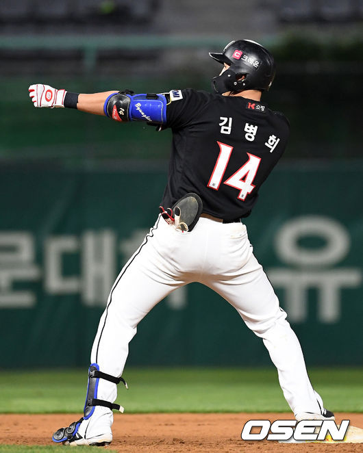 [OSEN=이대선 기자] KT 김병희가 27일 인천SSG랜더스필드에서 열린 ‘2021 신한은행 SOL KBO 리그’ SSG와 경기서 5회초 1사 2,3루에서 우중간 2타점 적시 2루타를 치고 세리머니를 하고 있다. /sunday@osen.co.kr