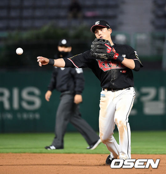 [OSEN=이대선 기자] KT 김병희가 27일 인천SSG랜더스필드에서 열린 ‘2021 신한은행 SOL KBO 리그’ SSG와 경기서 7회말 1사 SSG 박성한을 땅볼로 처리하고 있다. /sunday@osen.co.kr