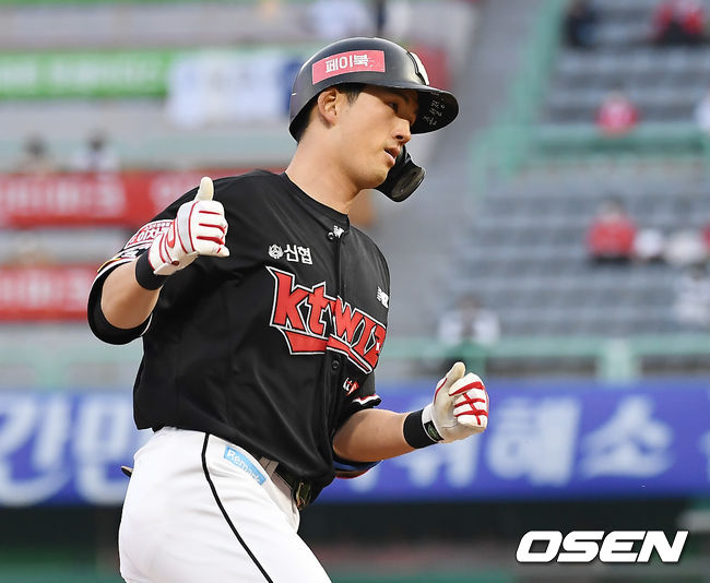 [OSEN=곽영래 기자] KT 김병희가 KT 김병희가 27일 인천SSG랜더스필드에서 열린 ‘2021 신한은행 SOL KBO 리그’ SSG와 경기서 2회초 2사 1루 투런 홈런을 치고 그라운드를 돌고 있다. /youngrae@osen.co.kr