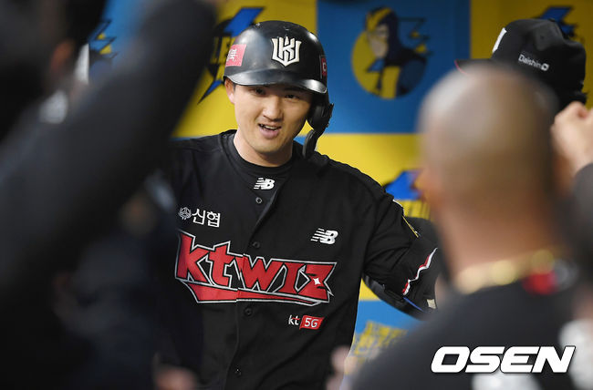 [OSEN=곽영래 기자] KT 김병희가 KT 김병희가 27일 인천SSG랜더스필드에서 열린 ‘2021 신한은행 SOL KBO 리그’ SSG와 경기서 2회초 2사 1루 투런 홈런을 치고 더그아웃에서 동료들의 축하를 받고 있다. /youngrae@osen.co.kr