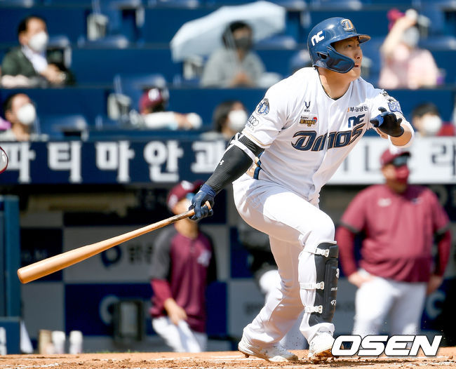 [OSEN=창원, 김성락 기자] 2일 창원NC파크에서 ‘2021 신한은행 SOL KBO리그’ NC 다이노스와 키움 히어로즈의 경기가 열렸다. 1회말 1사 2루 NC 나성범이 선취 2점 홈런을 날리고 있다./ksl0919@osen.co.kr