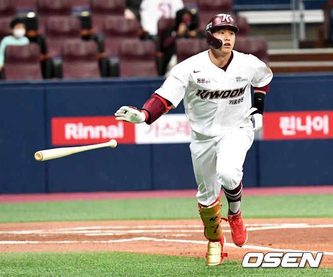 [OSEN=고척, 최규한 기자]1회말 2사 1루 상황 키움 김웅빈이 달아나는 우월 투런포를 타구를 바라보고 있다. / dreamer@osen.co.kr