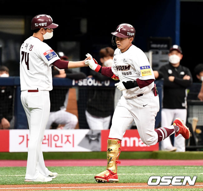 [OSEN=고척, 최규한 기자]1회말 2사 1루 상황 키움 김웅빈이 달아나는 우월 투런포를 날리고 그라운드를 돌며 조재영 코치와 인사를 나누고 있다. / dreamer@osen.co.kr