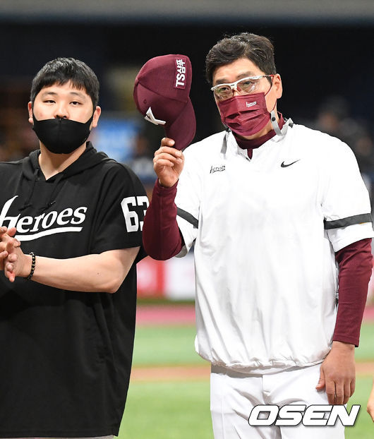 [OSEN=고척, 민경훈 기자]경기를 마치고 키움 홍원기 감독이 인사를 하고 있다. /rumi@osen.co.kr