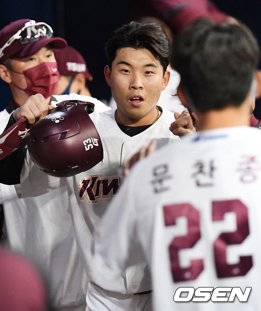 [OSEN=고척, 민경훈 기자]8회말 1사 주자 만루 키움 이지영의 우익수 희생플라이때 송우현이 홈으로 몸을 던져 세이프 된 후 덕아웃에서 동료들과 하이파이브를 하고 있다. /rumi@osen.co.kr